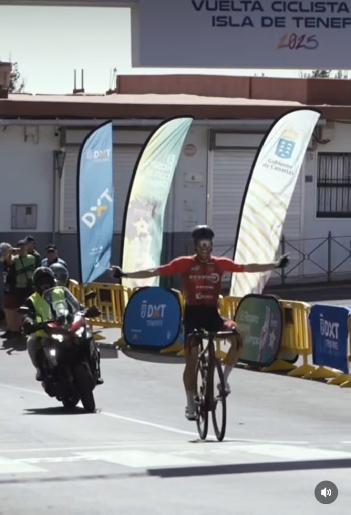 Aleix Sierra celebrando una victoria al cruzar la meta