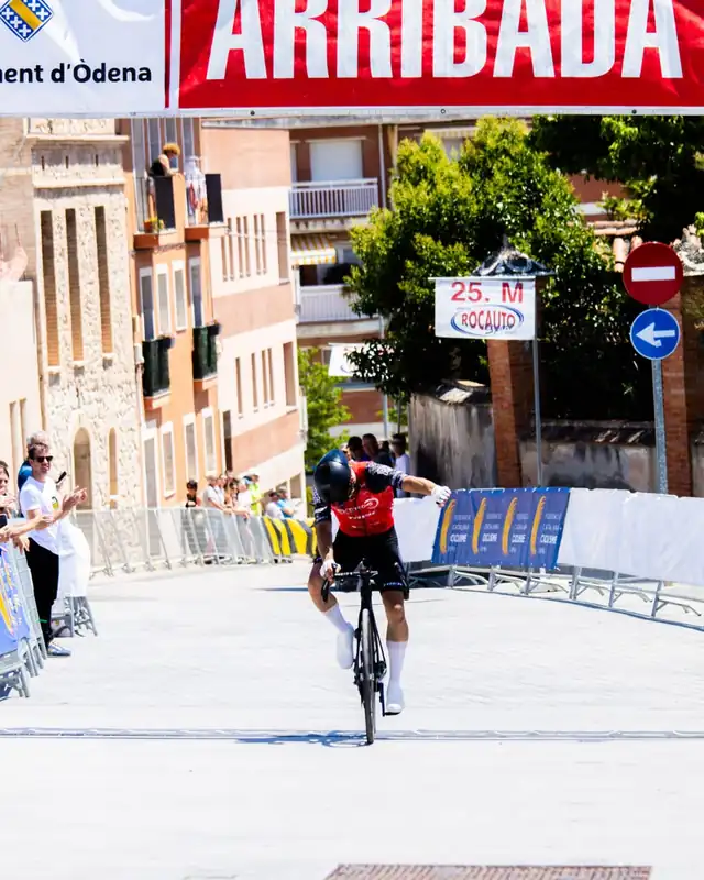 Aleix Sierra cruzando la meta