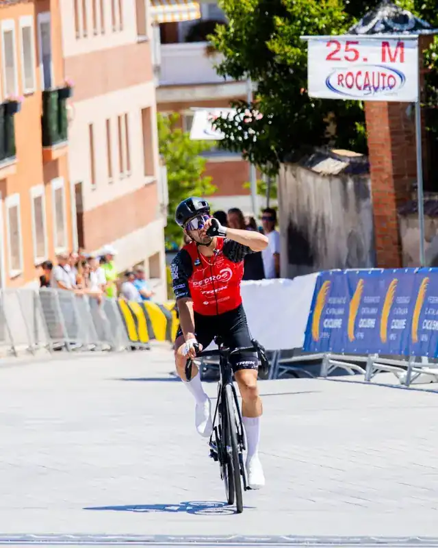 Aleix Sierra cruzando la meta en el Campeonato de Cataluña de ciclismo en ruta